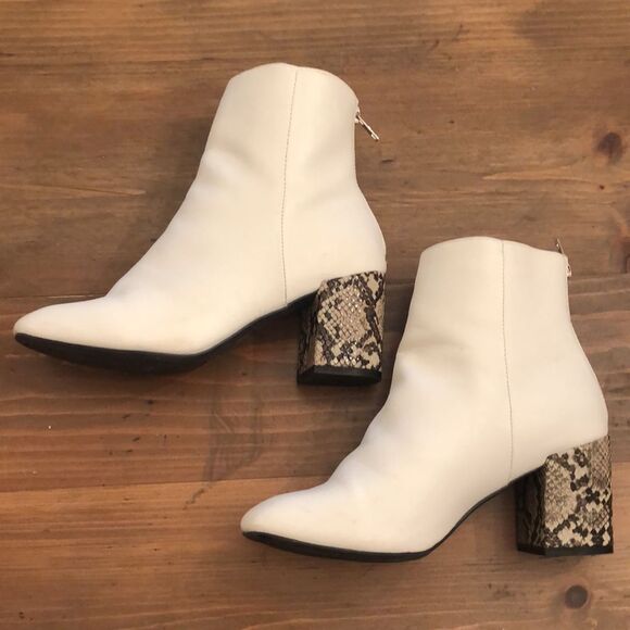 BAMBOO SIZE 9 WHITE ZIP BACK BOOTIE SNAKESKIN HEEL - Picture 7 of 10